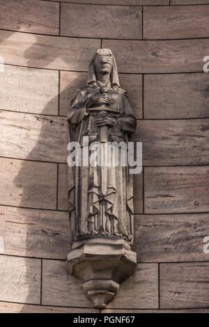 Edinburgh, Schottland, Großbritannien, 14. Juni 2012: braun Stein mit verbundenen Augen lady Gerechtigkeit Statue mit Schwert ad Skalen auf Schloss. Stockfoto
