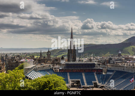 Edinburgh, Schottland, Großbritannien, 14. Juni 2012: Blick von der Burg über Esplanade Messegelände zur Royal Mile mit Türmen und das Meer in der di Stockfoto