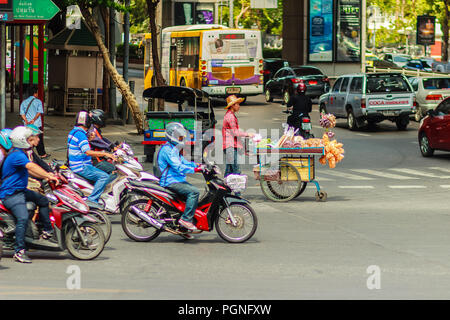 Bangkok, Thailand - 22. Februar 2017: Unbekannter street Hawker drückte eine mobile Küche Warenkorb während eines Staus in Bangkok, Thailand. Stockfoto