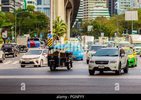 Bangkok, Thailand - 22. Februar 2017: Stark Stau an Thai-Japanese bridge Kreuzung in der Nähe Sala Daeng, Silom Road, Lumpini Park in Ban Stockfoto