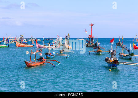 Traditionellen balinesischen Fischerbooten aus Jimbaran Strand. Sie werden als Jukungs bekannt. Stockfoto