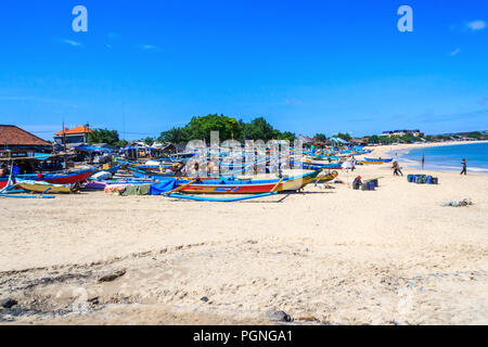 Fischerboote hochgezogen auf den sand Strand Jimbaran, Bali, Indonesien Stockfoto