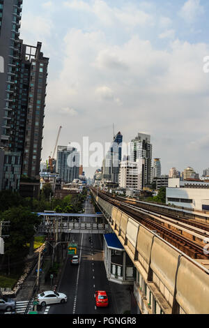 Bangkok, Thailand - 24. Februar 2017: Passagiere und der Bangkok Mass Transit System (BTS) öffentliche Skytrain an der Thong Lor BTS-Station, Bangkok Stockfoto