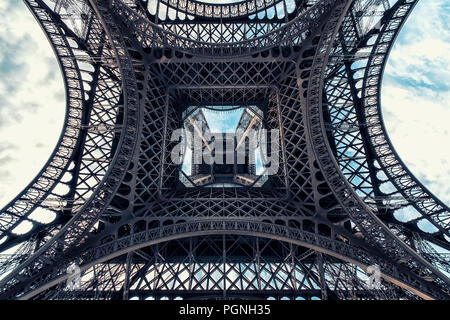 Eiffelturm in Paris gesehen von unten