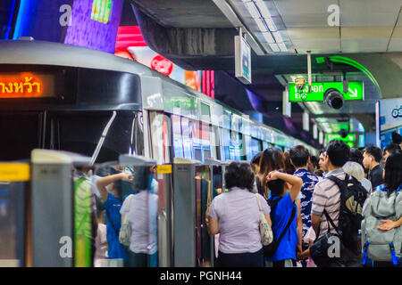 Bangkok, Thailand - 28. Februar 2017: Menge der Passagiere bei BTS Skytrain warten auf BTS im Siam Station an die BTS Silom Line in diesem j, um fortzufahren Stockfoto