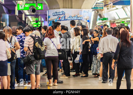 Bangkok, Thailand - 28. Februar 2017: Menge der Passagiere bei BTS Skytrain warten auf BTS im Siam Station an die BTS Silom Line in diesem j, um fortzufahren Stockfoto