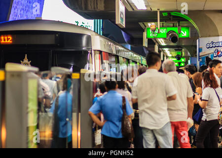 Bangkok, Thailand - 28. Februar 2017: Menge der Passagiere bei BTS Skytrain warten auf BTS im Siam Station an die BTS Silom Line in diesem j, um fortzufahren Stockfoto