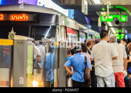 Bangkok, Thailand - 28. Februar 2017: Menge der Passagiere bei BTS Skytrain warten auf BTS im Siam Station an die BTS Silom Line in diesem j, um fortzufahren Stockfoto