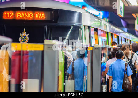 Bangkok, Thailand - 28. Februar 2017: Menge der Passagiere bei BTS Skytrain warten auf BTS im Siam Station an die BTS Silom Line in diesem j, um fortzufahren Stockfoto