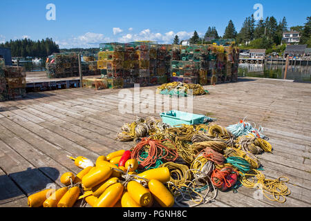 Hummer fallen und Bojen auf dem Dock in Port Clyde, Maine Stockfoto