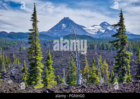 Drei Schwestern Berge jenseits der alten Lavastrom im zentralen Oregon. Stockfoto