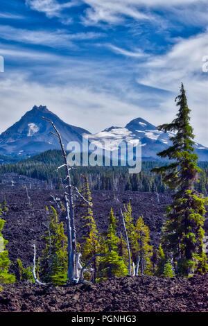 Drei Schwestern Berge jenseits der alten Lavastrom im zentralen Oregon. Stockfoto