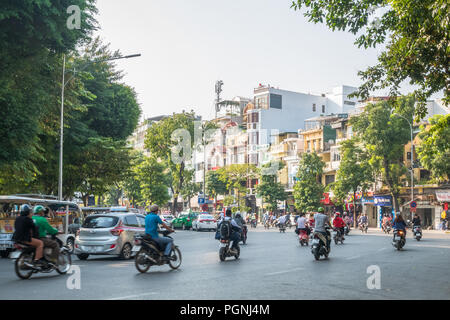 Hanoi, Vietnam - November 2.2017 : Blick auf den geschäftigen Verkehr in einer Kreuzung mit vielen Motorrädern und Fahrzeugen in der Hanoi Old Quarter, der Hauptstadt Vietnams. Stockfoto