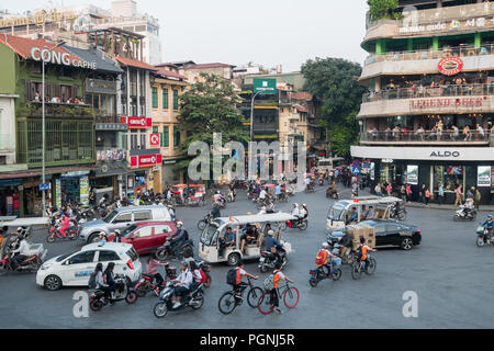 Hanoi, Vietnam - November 2,2017: Blick auf viel Verkehr in einer Kreuzung mit viele Motorräder und Fahrzeuge in Hanoi, Hauptstadt von Vietnam. Stockfoto