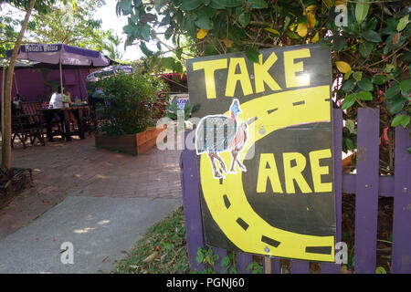 Anmelden Warnung, vorsichtig zu fahren Kasuare zu vermeiden, Bingil Bay Cafe, Mission Beach, Queensland, Australien. Keine PR oder MR. Stockfoto