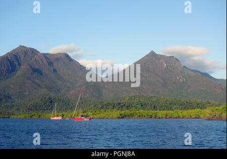 Zwei Yachten in Mangrove Creek festgemacht, Hinchinbrook Island National Park, Queensland, Australien. Keine PR Stockfoto