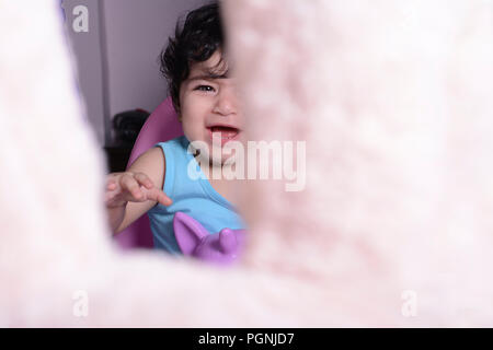 Kleines Mädchen auf Einhorn swing Weinen für Teddy Puppe Stockfoto