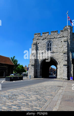 Westgate towers Canterbury Kent. 1380 gebaut ist Englands größte noch erhaltene Stadttor Stockfoto