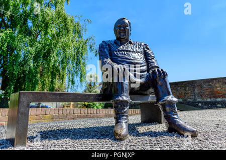 Bronzestatue von Dave Lee der berühmte Pantomime Dame außerhalb des Marlowe Theatre Canterbury Stockfoto