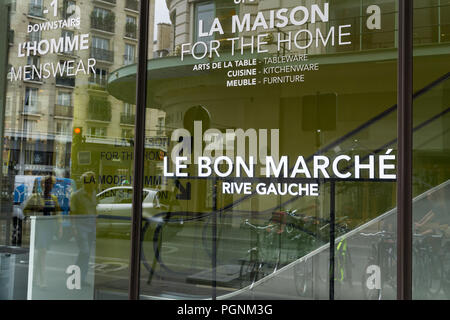 Fenster von Le Bon Marche Department Store in Paris, Frankreich. Stockfoto