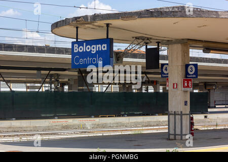 Bologna, Italien - 3. August 2018: 'Bologna Centrale" (Bologna) auf Bahnsteig Stockfoto