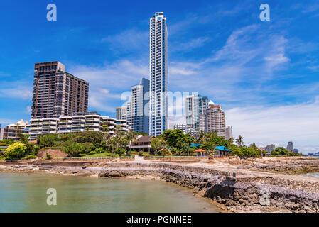 PATTAYA, THAILAND - 30. Juni: Luxury Beachfront condominium Gebäude mit Blick auf das Meer in der naklua Bereich am 30. Juni 2018 in Pattaya. Stockfoto