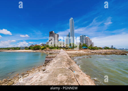 PATTAYA, THAILAND - 30. Juni: Blick auf Luxury Beachfront condominium Gebäude mit Blick auf das Meer in der naklua Bereich am 30. Juni 2018 in Pattaya. Stockfoto