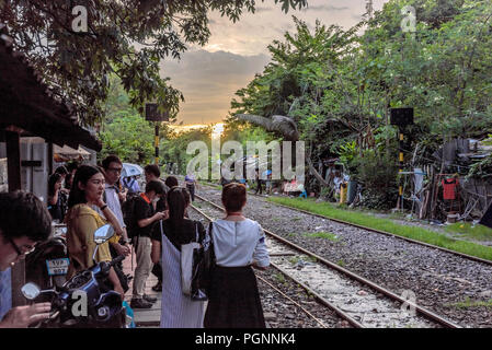 BANGKOK, THAILAND - 03. Juli: Die Menschen warten auf Zug am Bahnhof Phaya Thai bei Sonnenuntergang am Juli 03, 2018 in Bangkok ankommen Stockfoto