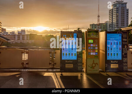 BANGKOK, THAILAND - 03 Juli: Das ist der Blick von Phaya Thai BTS-Station durch bei Sonnenuntergang am Juli 03, 2018 in Bangkok. Stockfoto