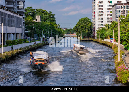 BANGKOK, THAILAND - Juli 05: Dies ist eine Ansicht von Bus Boote auf einem Kanal im Bang Kapi am Juli 05, 2018 in Bangkok. Stockfoto