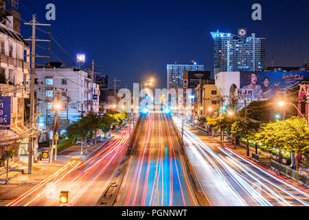 BANGKOK, THAILAND - Juli 05: Nachtansicht der Stadt Straße Gebäude und leichte Wanderwege in Bang Kapi am Juli 05, 2018 in Bangkok. Stockfoto