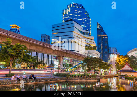 BANGKOK, THAILAND - 16. Juli: Nachtansicht der städtischen Gebäude an der Sukhumvit Road aus Benchasiri Park, am 16. Juli 2018 in Bangkok. Stockfoto