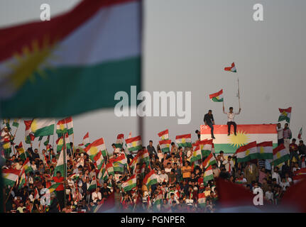 September 22, 2017 - Erbil Kurdistan: Zehntausende irakische Kurden sammeln für eine Massenkundgebung für das Referendum für die Unabhängigkeit Kurdistans. Rassemblement de masse en faveur de l'independance du Kurdistan irakien. *** Frankreich/KEINE VERKÄUFE IN DEN FRANZÖSISCHEN MEDIEN *** Stockfoto