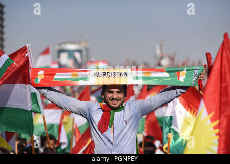 September 22, 2017 - Erbil Kurdistan: Zehntausende irakische Kurden sammeln für eine Massenkundgebung für das Referendum für die Unabhängigkeit Kurdistans. Rassemblement de masse en faveur de l'independance du Kurdistan irakien. *** Frankreich/KEINE VERKÄUFE IN DEN FRANZÖSISCHEN MEDIEN *** Stockfoto