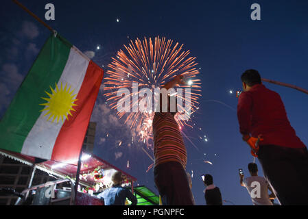 September 22, 2017 - Erbil Kurdistan: irakische Kurden die Bilder von einem Feuerwerk Nach einer Massenkundgebung für die Unabhängigkeit. Zehntausende irakische Kurden versammelten sich zu einer Massenkundgebung für das Referendum für die Unabhängigkeit Kurdistans. Rassemblement de masse en faveur de l'independance du Kurdistan irakien. *** Frankreich/KEINE VERKÄUFE IN DEN FRANZÖSISCHEN MEDIEN *** Stockfoto