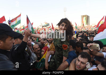 September 22, 2017 - Erbil Kurdistan: kurdische Frauen nehmen an Großkundgebung für kurdische Unabhängigkeit. Zehntausende irakische Kurden versammelten sich zu einer Massenkundgebung für das Referendum für die Unabhängigkeit Kurdistans. Rassemblement de masse en faveur de l'independance du Kurdistan irakien. *** Frankreich/KEINE VERKÄUFE IN DEN FRANZÖSISCHEN MEDIEN *** Stockfoto