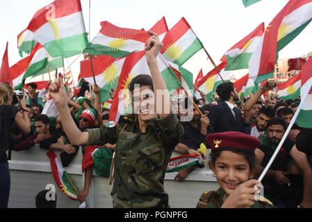 September 22, 2017 - Erbil Kurdistan: kurdische Frauen nehmen an Großkundgebung für kurdische Unabhängigkeit. Zehntausende irakische Kurden versammelten sich zu einer Massenkundgebung für das Referendum für die Unabhängigkeit Kurdistans. Rassemblement de masse en faveur de l'independance du Kurdistan irakien. *** Frankreich/KEINE VERKÄUFE IN DEN FRANZÖSISCHEN MEDIEN *** Stockfoto