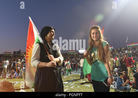 September 22, 2017 - Erbil Kurdistan: kurdische Frauen nehmen an Großkundgebung für kurdische Unabhängigkeit. Zehntausende irakische Kurden versammelten sich zu einer Massenkundgebung für das Referendum für die Unabhängigkeit Kurdistans. Rassemblement de masse en faveur de l'independance du Kurdistan irakien. *** Frankreich/KEINE VERKÄUFE IN DEN FRANZÖSISCHEN MEDIEN *** Stockfoto