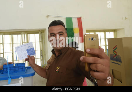 September 25, 2017 - Kirkuk, Irak: Ein irakischer Kurde nimmt eine selfie mit seinem stimmzettel als er in der geteilten Stadt Kirkuk Stimmen in einer historischen Referendums über die Unabhängigkeit Kurdistans. Des Kurdes votent ein kirkouk lors du Referendum sur l'independance du Kurdistan irakien. *** Frankreich/KEINE VERKÄUFE IN DEN FRANZÖSISCHEN MEDIEN *** Stockfoto