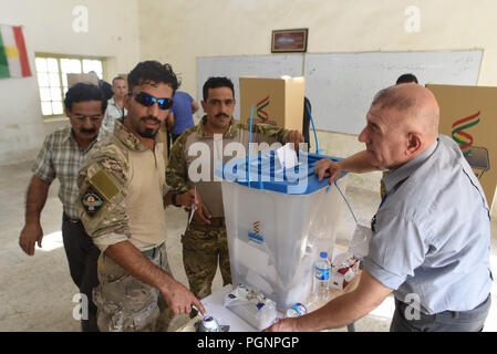 September 25, 2017 - Kirkuk, Irak: Peshmergas Abstimmung in der geteilten Stadt Kirkuk in einem historischen Referendums über die Unabhängigkeit Kurdistans. Des Kurdes votent ein kirkouk lors du Referendum sur l'independance du Kurdistan irakien. *** Frankreich/KEINE VERKÄUFE IN DEN FRANZÖSISCHEN MEDIEN *** Stockfoto