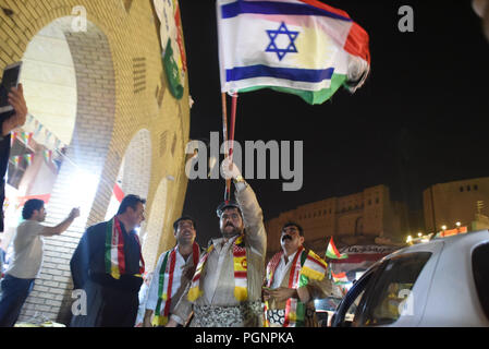 September 25, 2017 - Erbil Kurdistan: Kurdische Menschen feiern mit einem israelischen Flagge auf den Straßen in der Nähe der alten Zitadelle nach Erbil Kurdistan ein historisches Referendum über die Unabhängigkeit abgehalten. Liesse dans les Rues d'Erbil Apres Le Referendum sur l'independance du Kurdistan irakien. *** Frankreich/KEINE VERKÄUFE IN DEN FRANZÖSISCHEN MEDIEN *** Stockfoto