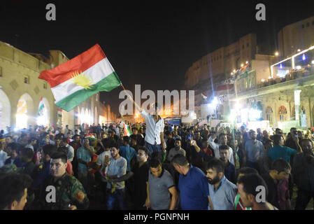 September 27, 2017 - Erbil Kurdistan: Kurdische Volk Tanz und auf den Straßen in der Nähe der alten Erbil Zitadelle feiern, nachdem die Wahlkommission erklärte, dass mehr als 92 Prozent der Wähler die Unabhängigkeit von Irak in einem historischen Referendum unterstützt. Liesse dans les Rues d'Erbil Apres Le Referendum sur l'independance du Kurdistan irakien. *** Frankreich/KEINE VERKÄUFE IN DEN FRANZÖSISCHEN MEDIEN *** Stockfoto