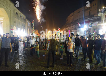 September 27, 2017 - Erbil Kurdistan: Kurdische Volk Tanz und auf den Straßen in der Nähe der alten Erbil Zitadelle feiern, nachdem die Wahlkommission erklärte, dass mehr als 92 Prozent der Wähler die Unabhängigkeit von Irak in einem historischen Referendum unterstützt. Liesse dans les Rues d'Erbil Apres Le Referendum sur l'independance du Kurdistan irakien. *** Frankreich/KEINE VERKÄUFE IN DEN FRANZÖSISCHEN MEDIEN *** Stockfoto