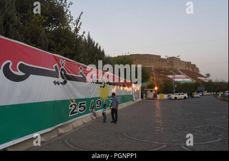 September 27, 2017 - Erbil Kurdistan: eine kurdische Familie Spaziergang durch ein Wahlsystem Banner nach der Wahlkommission erklärte, dass mehr als 92 Prozent der Wähler die Unabhängigkeit von Irak in einem historischen Referendum unterstützt. Ambiente dans les Rues d'Erbil Apres Le Referendum sur l'independance du Kurdistan irakien. *** Frankreich/KEINE VERKÄUFE IN DEN FRANZÖSISCHEN MEDIEN *** Stockfoto