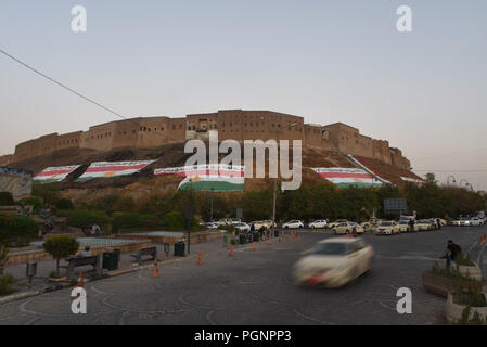 September 27, 2017 - Erbil Kurdistan: Ein Blick auf die antike Erbil Zitadelle mit kurdischen Fahnen geschmückt. Die irakischen kurdischen Wahlkommission erklärte, dass mehr als 92 Prozent der Wähler die Unabhängigkeit von Irak in einem historischen Referendum unterstützt. Ambiente dans les Rues d'Erbil Apres Le Referendum sur l'independance du Kurdistan irakien. *** Frankreich/KEINE VERKÄUFE IN DEN FRANZÖSISCHEN MEDIEN *** Stockfoto