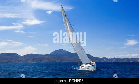 Sailfish Segeln auf dem Meer in der Nähe der Küste von Griechenland. Stockfoto