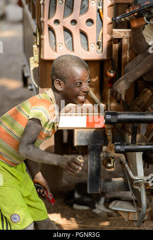 GHANI, GHANA - Jan 14, 2017: Unbekannter ghanaischen Junge lächelt in der ghani Dorf. Ghana Kinder leiden der Armut wegen der schlechten Konjunktur. Stockfoto