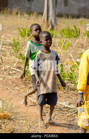 GHANI, GHANA - Jan 14, 2017: Unbekannter ghanaischen Kindern in der ghani Dorf entfernt. Ghana Kinder leiden der Armut wegen der schlechten Konjunktur. Stockfoto