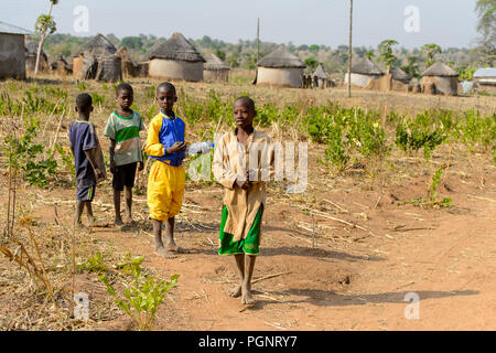 GHANI, GHANA - Jan 14, 2017: Unbekannter ghanaischen Kindern in der ghani Dorf entfernt. Ghana Kinder leiden der Armut wegen der schlechten Konjunktur. Stockfoto