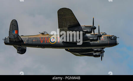 Die Royal Air Force angezeigt Es Avro Lancaster Bomber (PA474) am Dunsfold Wings & Wheels Airshow, UK am Nachmittag des 25. August 2018. Stockfoto